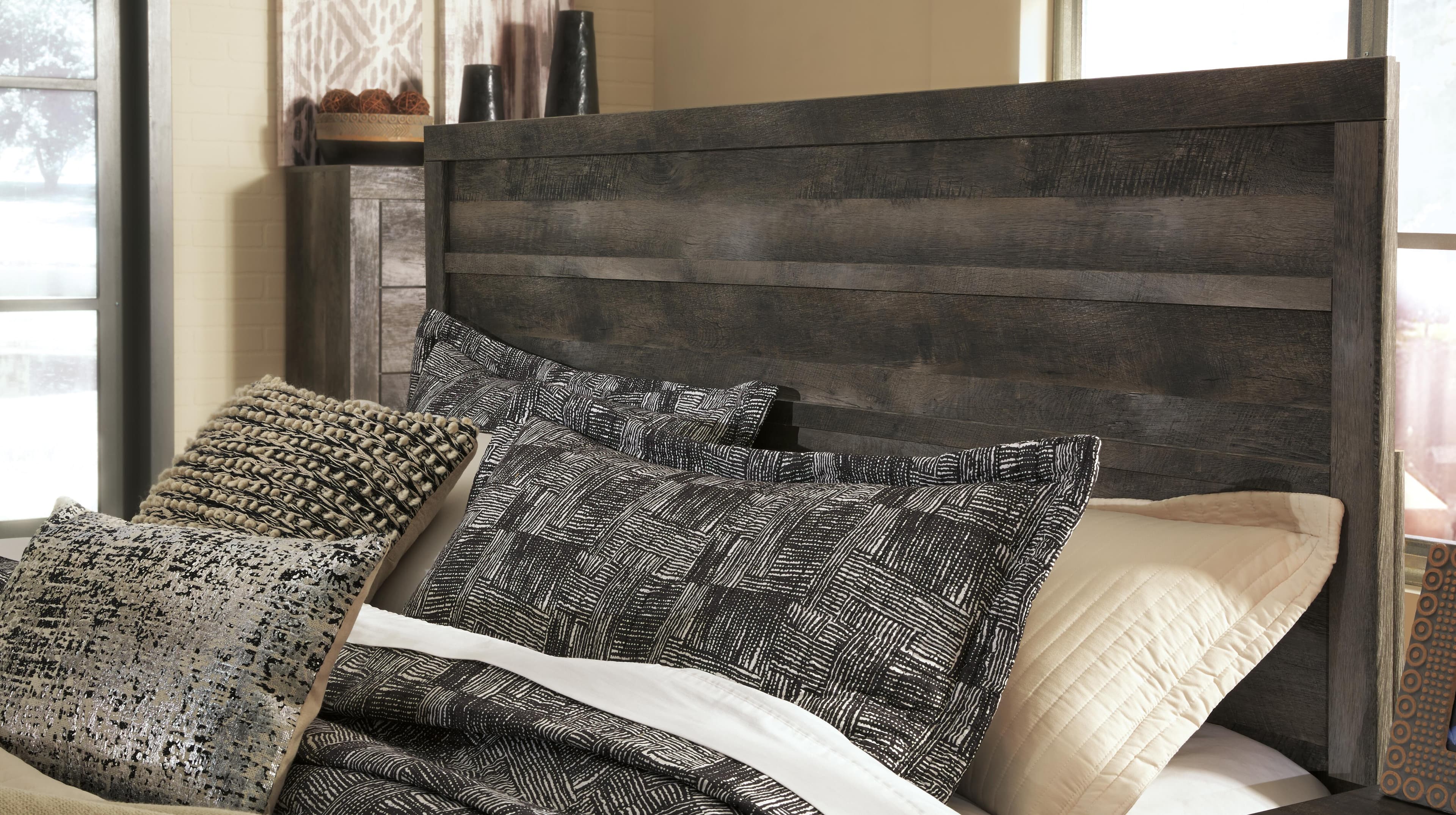 Wynnlow Queen Panel Bed — Black/Gray — view 3