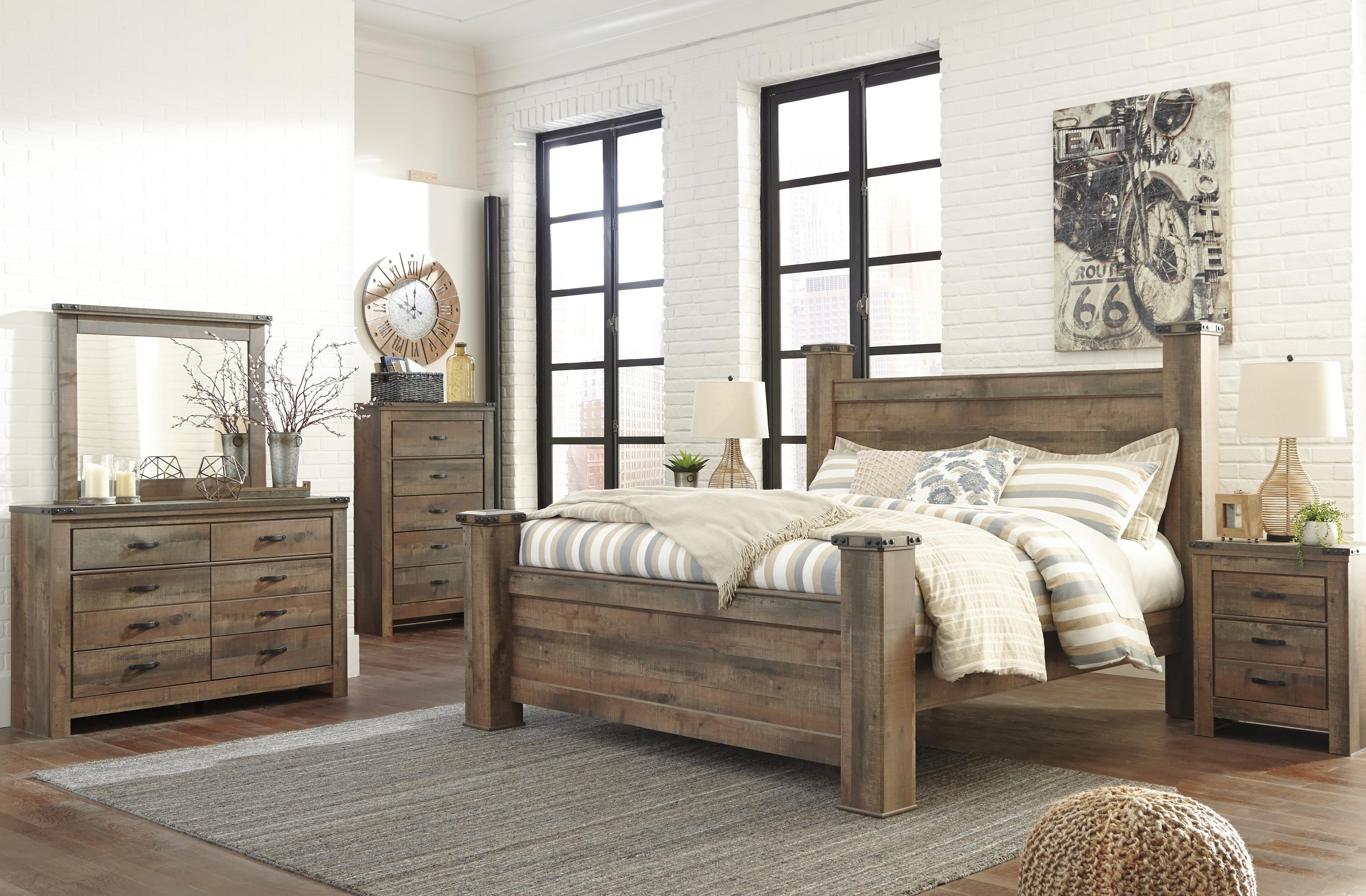 Trinell King Poster Bed — Brown/Beige — view 3