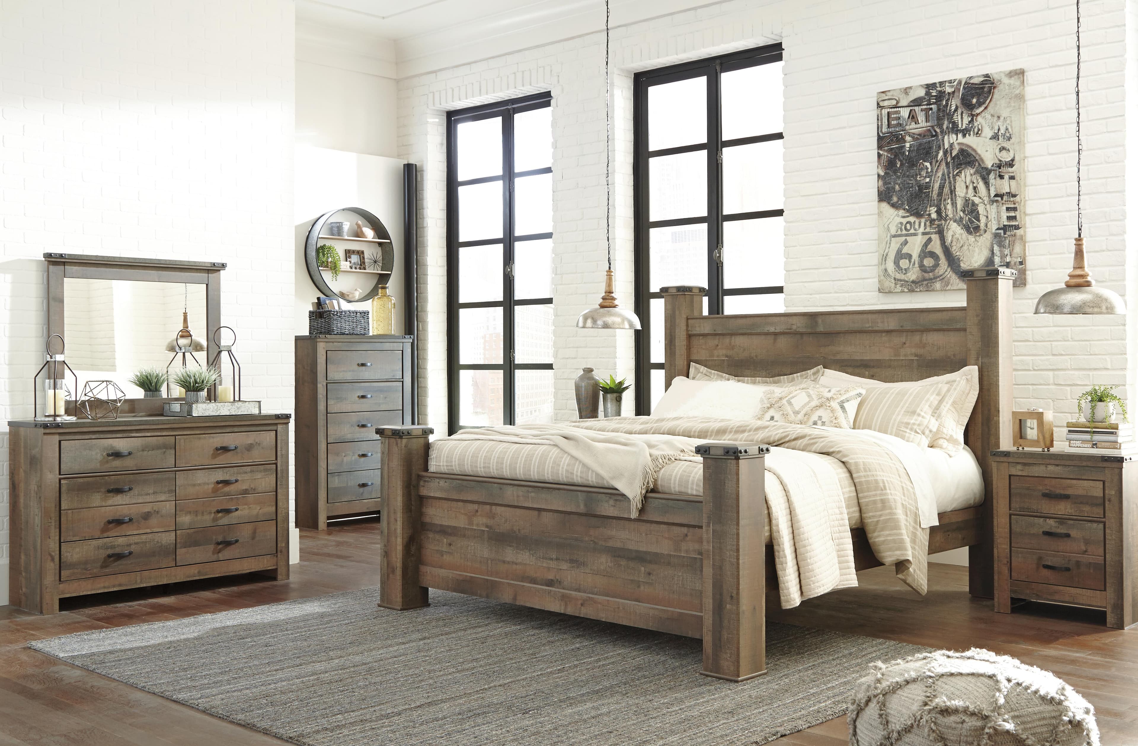 Trinell King Poster Bed — Brown/Beige — view 4