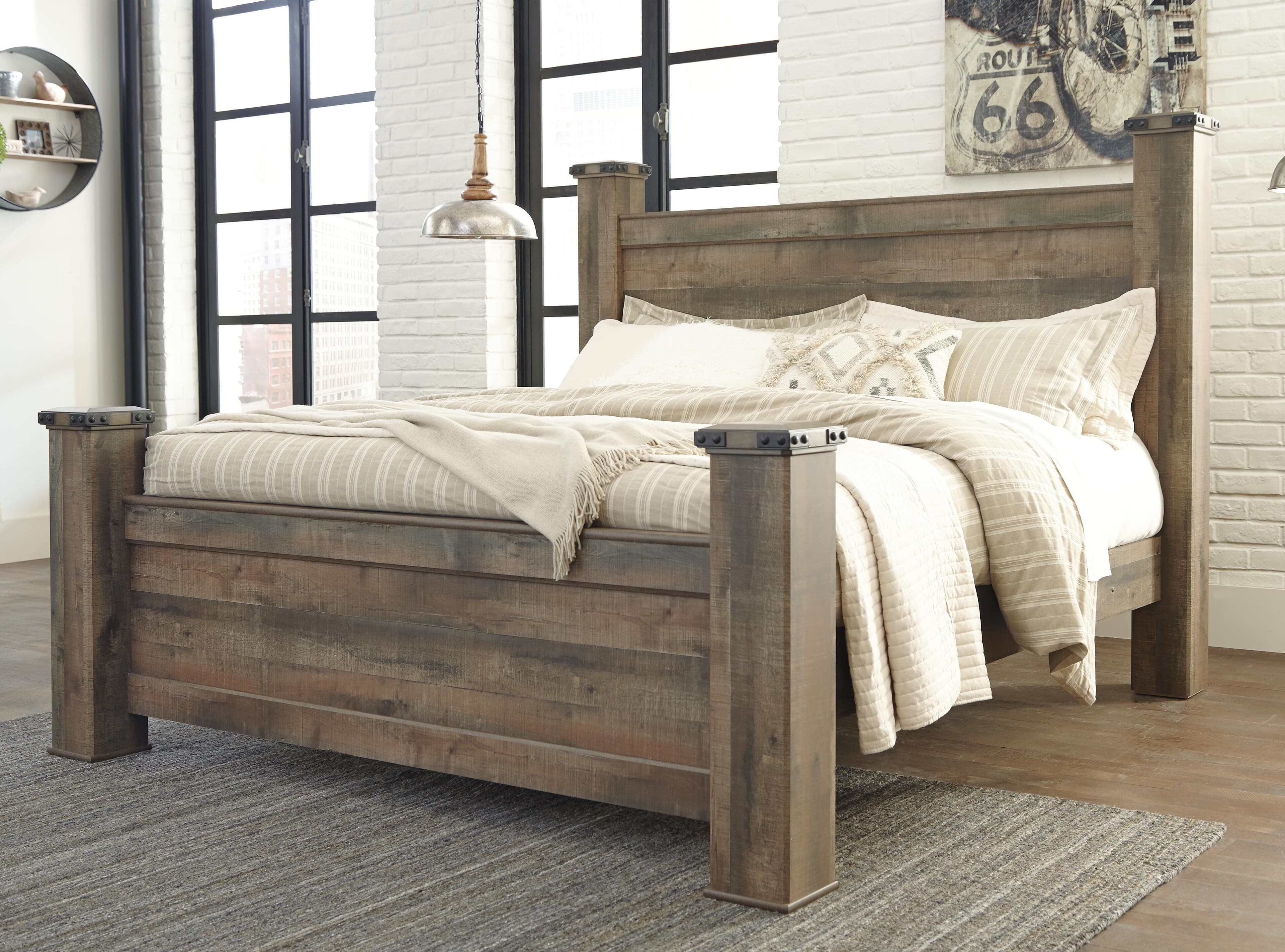 Trinell King Poster Bed — Brown/Beige — view 2